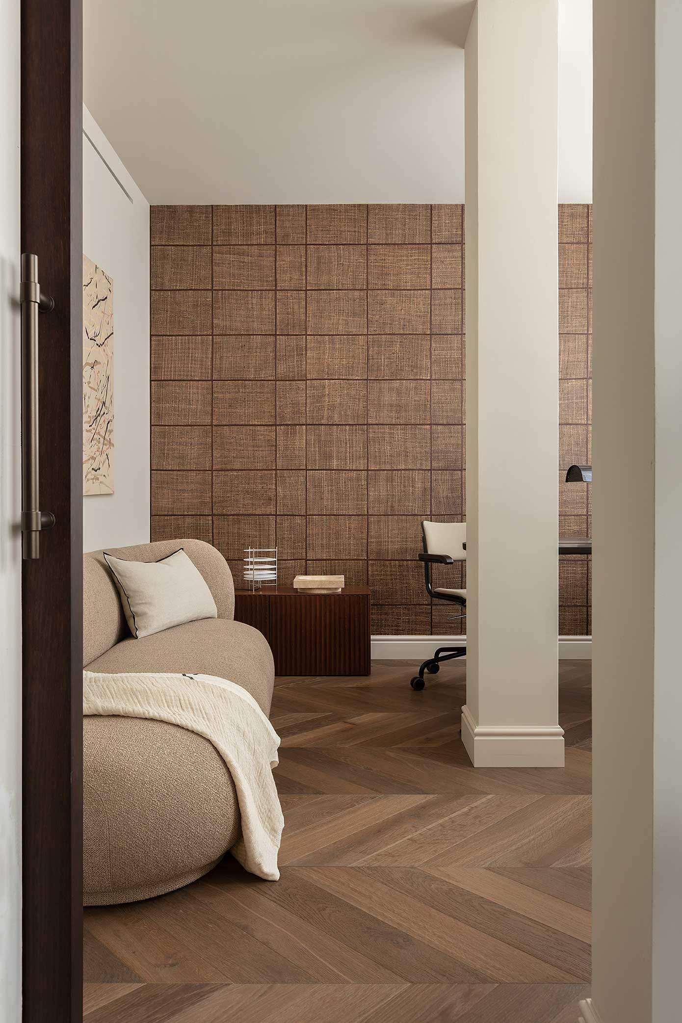 Parquet en punta de Hungría instalado en zona de estar y trabajo de una vivienda contemporánea en Barcelona