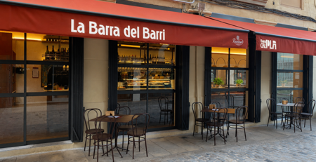Fachada exterior de Barra Cal Pla 1965 en Barcelona, con terraza y mesas en la calle