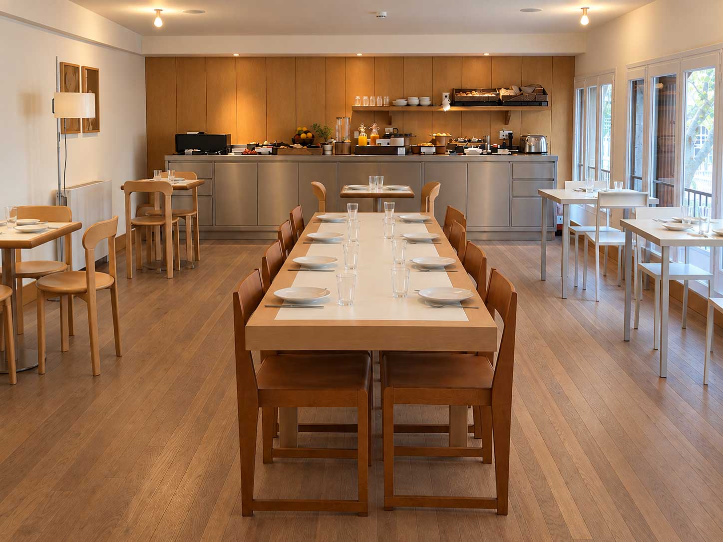 Lamas de parquet de 75 × 2.400 mm en el comedor de Círculo Condal